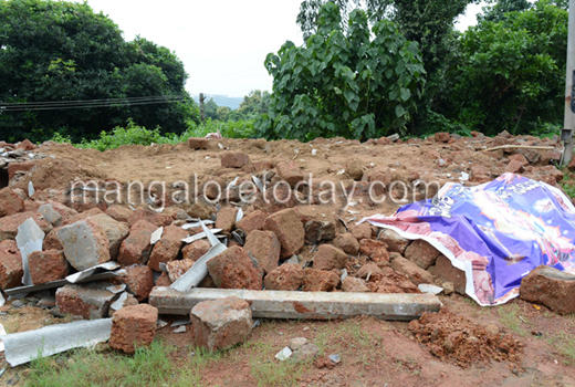 MCC demolishes  Ganeshotsava Samithi bldg 